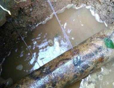 绥中楼顶渗水维修公司分享下地暖漏水的原因及检测方法。